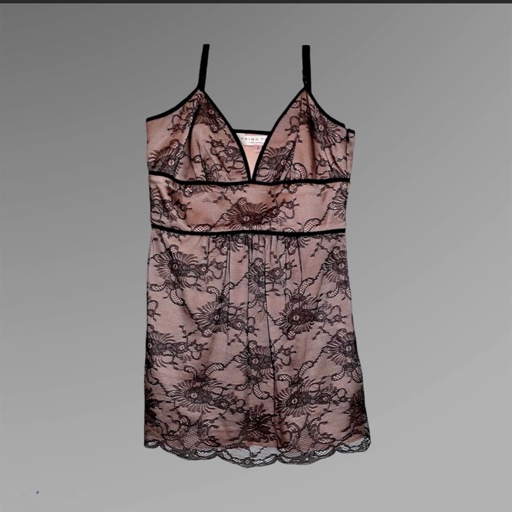 🦋 2 for $15.00 ~ Trina Turk Silk top with adjustable straps. Size 2.